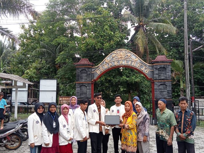 Mahasiswa UMP menyerahkan secara simbolik pembuatan digitalisasi C Desa Kalirejo kepada Pemdes Kalirejo, beberapa waktu lalu.
