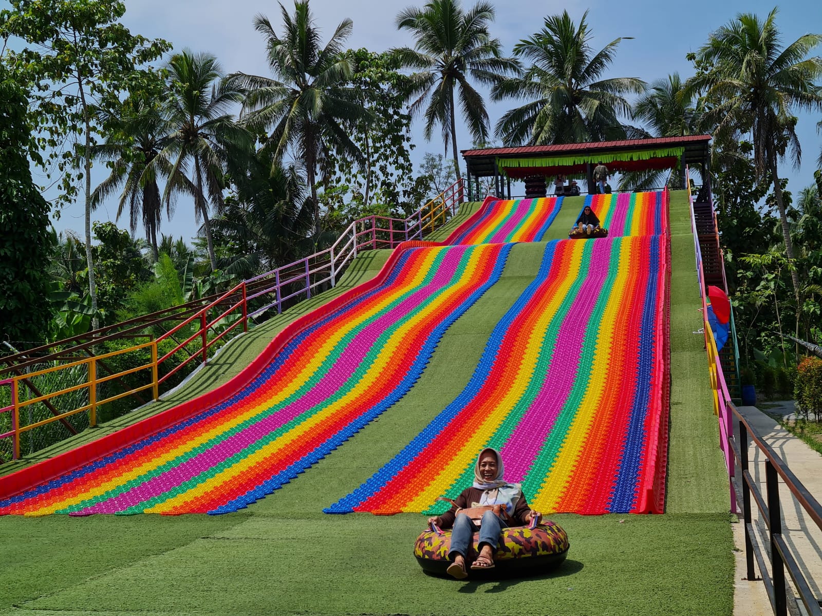WISATA BUATAN: Rainbow slide di Borobudur Land menjadi satu wahana yang menjadi incaran pengunjung.