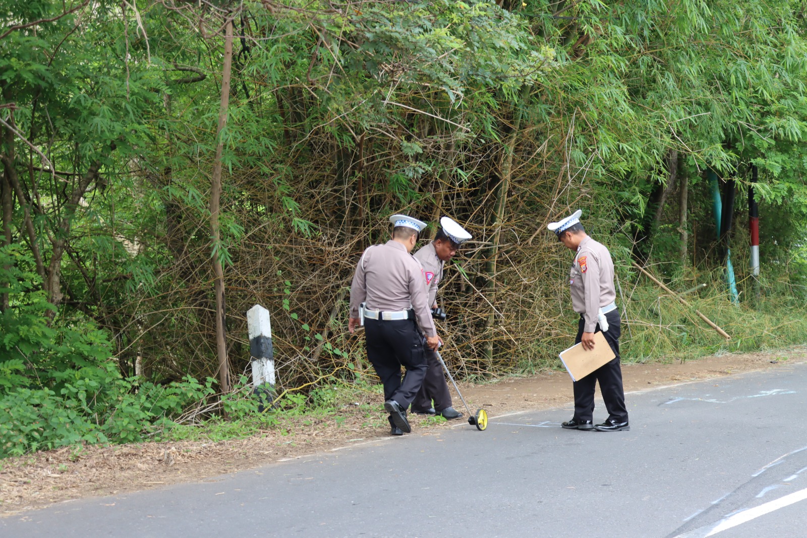 PASTIKAN: Polisi memeriksa lokasi kecelakaan bus pariwisata PO Saestu Trans di Jalan Dlingo-Imogiri, Kalurahan Girirejo, Imogiri, Bantul, Jumat (9/2).