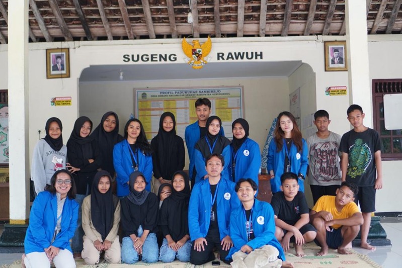 SEMANGAT: Mahasiswa Kelompok 27 KKN UMBY saat sosialisasi implementasi aplikasi Canva kepada remaja di Balai Padukuhan Dusun Sambirejo, Semanu, Gunungkidul, D.I. Yogyakarta pada Minggu (4/2/2024).