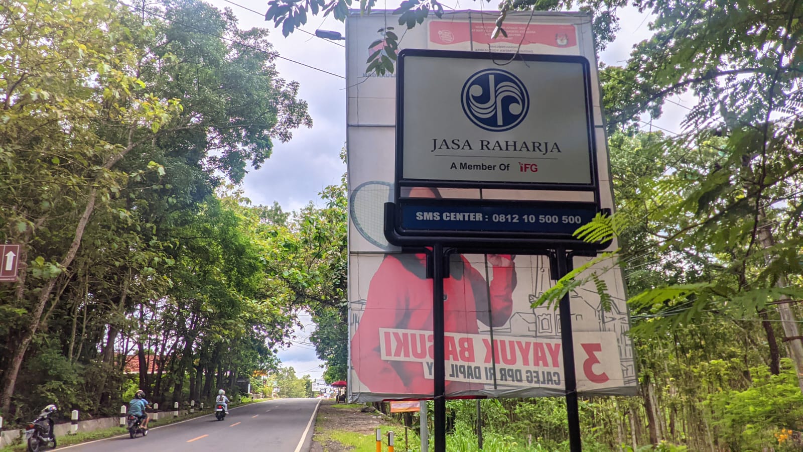 JALUR: Baliho caleg menutup plang Jasa Raharja di Jalan Jogja-Wonosari, Gunungkidul, Jumat (9/2).