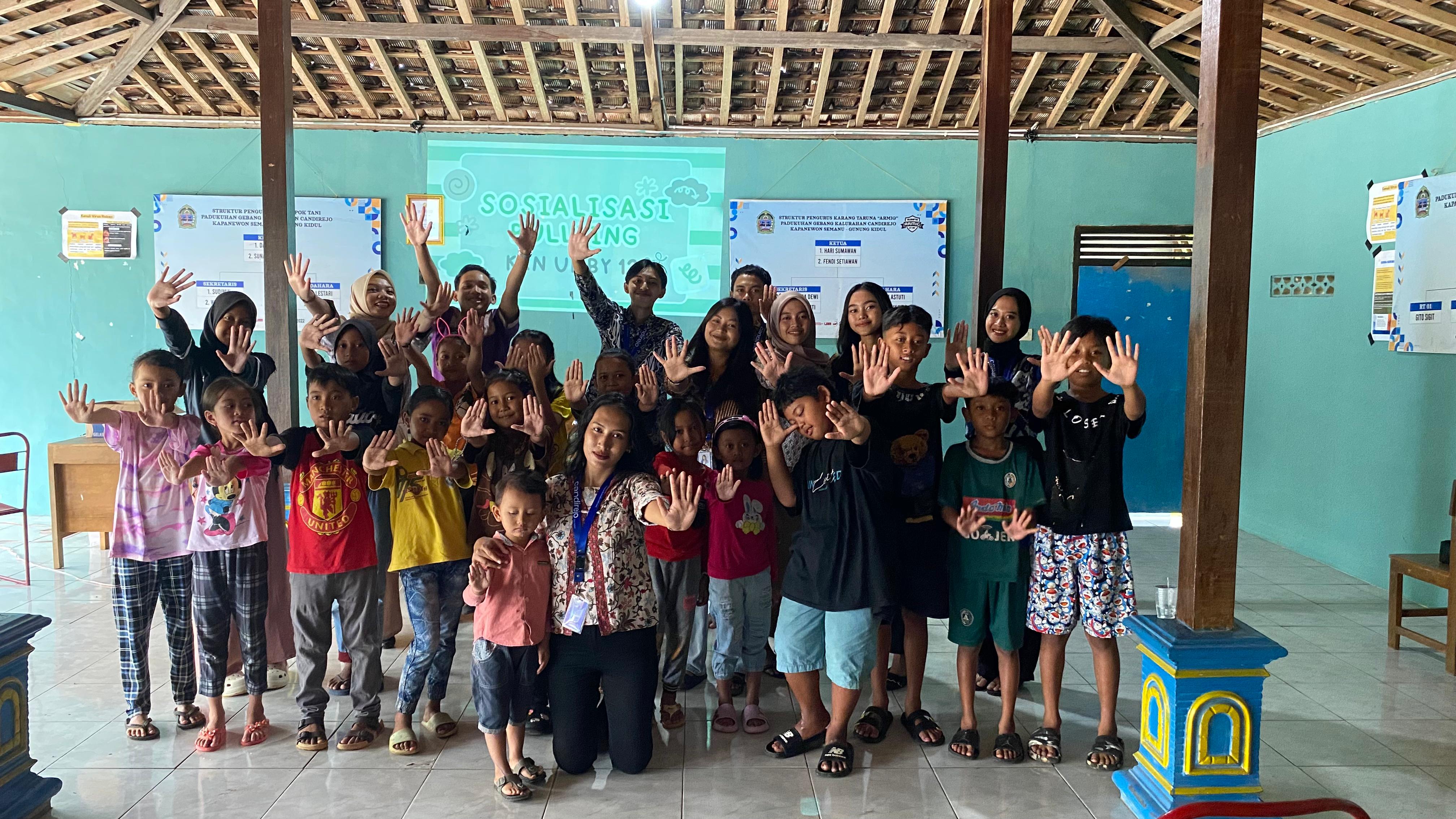 CERIA: Mahasiswa Kelompok 12 Angkatan Ke-44 KKN PPM UMBY bersama anak-anak dalam sosialisasi anti bullying di Padukuhan Gebang, Candirejo, Semanu, Gunung Kidul. (09/02/2024).