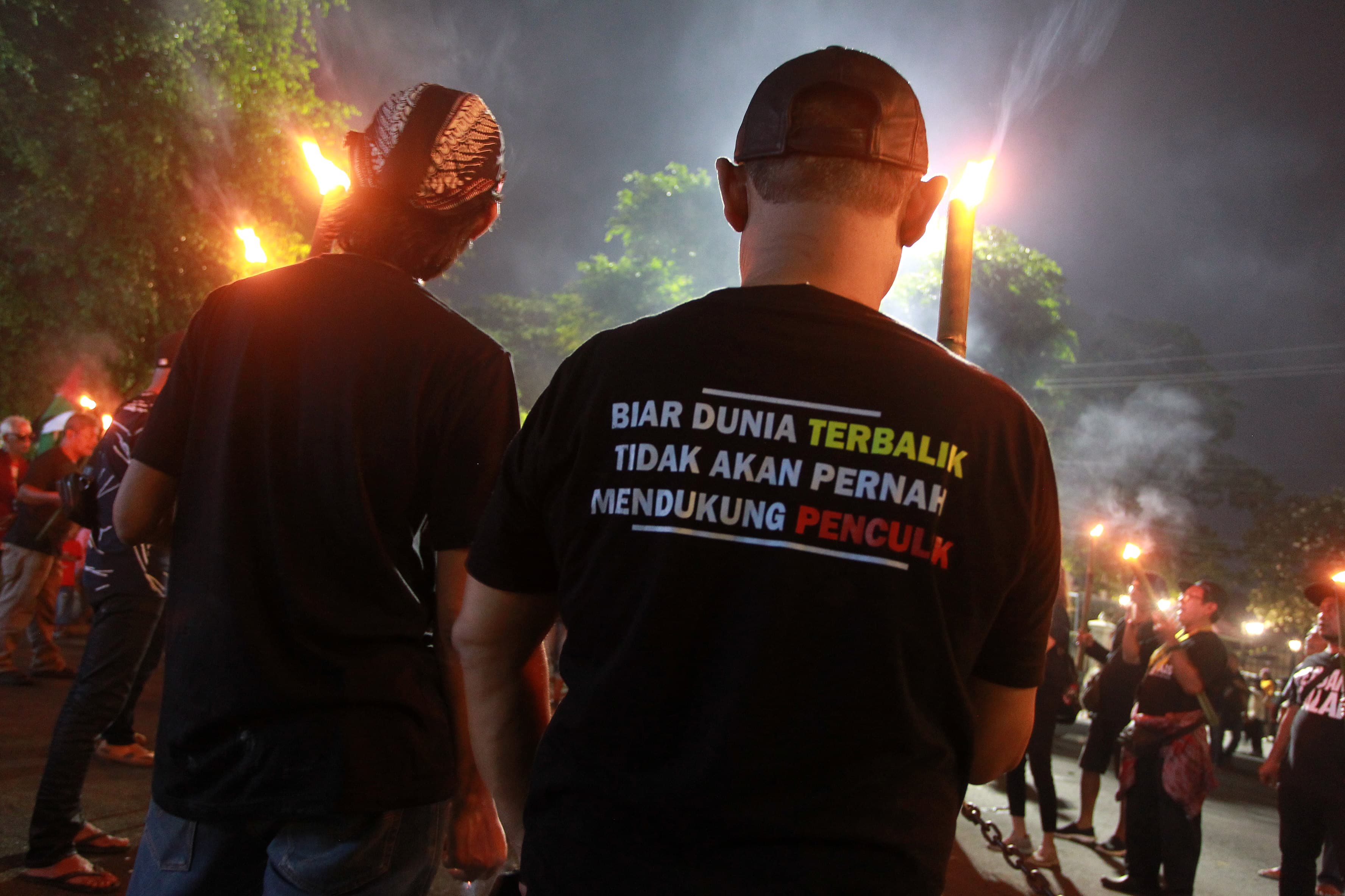 Forum Aktivis Jogja (aktivis 98) melakukan aksi secara simbolis dengan prosesi jalan mundur dari Alun-Alun Utara menuju Gedung Agung Kota Jogja, Kamis (8/2/2024).
