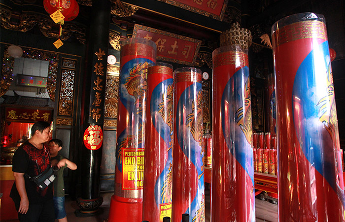 BERDERET: Lilin berbagai ukuran, dengan paling besar yakni 3.000 kati yang siap dinyalakan saat Tahun Baru Imlek 2024 di Klenteng Fuk Ling Miau.