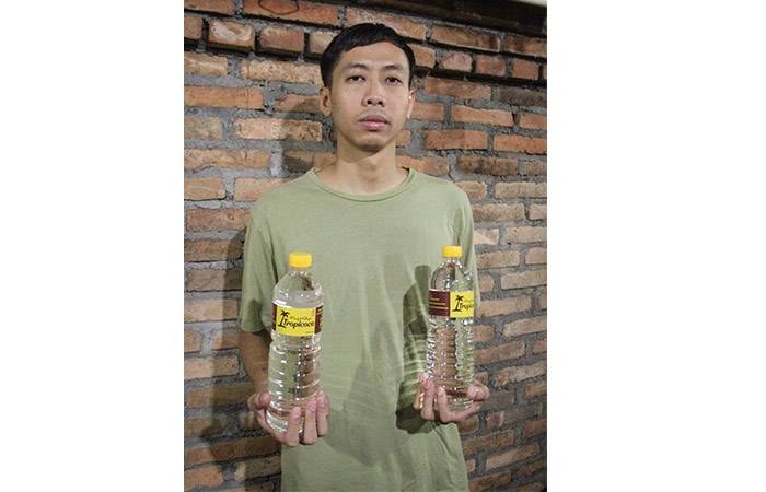 INOVATIF: Surya Adhi Nugraha menunjukkan minyak kelapa hasil blondo bernama Tropicoco. Hal ini ditekuninya sejak lulus kuliah 2015.