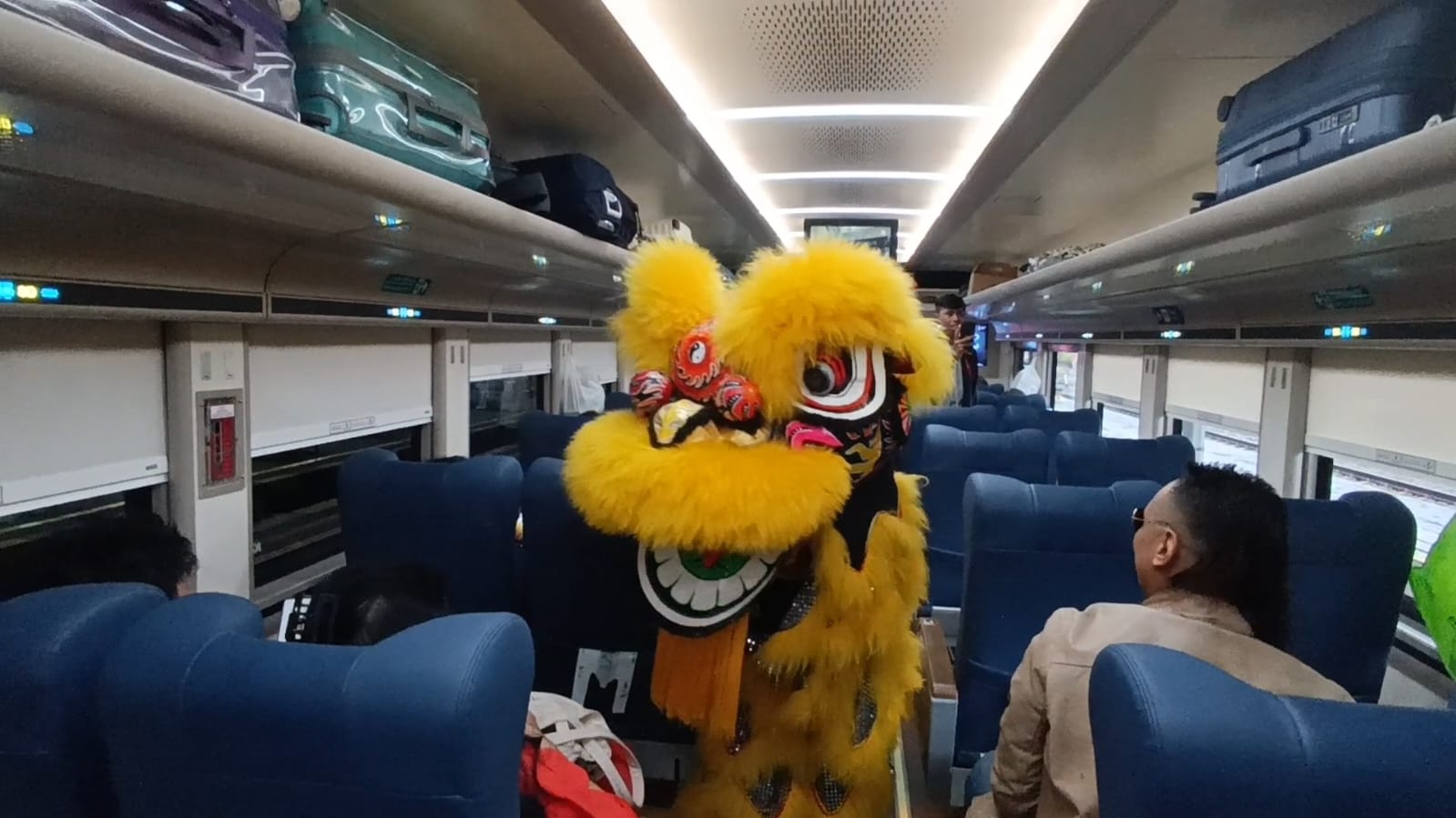 HIBURAN: Dalam momentum Imlek KAI Daop 6 Jogjakarta menghadirkan barongsai di Stasiun Tugu Jogja guna menghibur para penumpang kereta api.