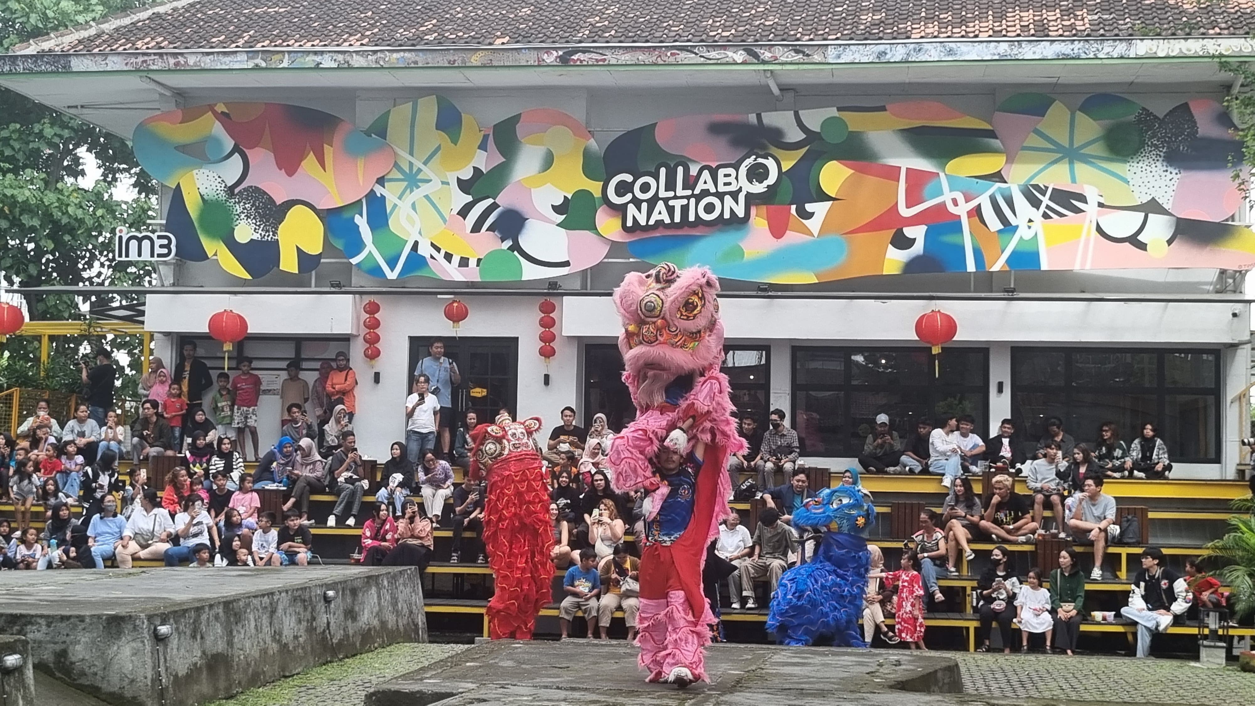 ATRAKSI: Ratusan masyarakat berbondong-bondong dan antusias menikmati kesenian Barongsai di kawasan JNM Bloc dalam perayaan Imlek.