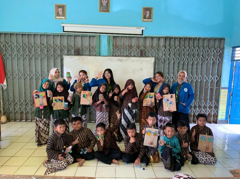 INOVASI: Mahasiswa KKN-PPM Universitas Mercubuana Yogyakarta (UMBY) Kelompok 25 melakukan sosialisasi pengenalan dan pengolahan sampah di SDN Nitikan, Semanu, Semanu, Gunungkidul (31/1).