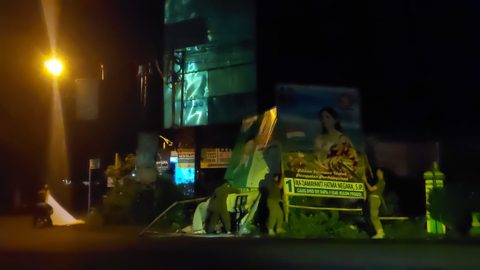 Satpol PP Kulon Progo melakukan penertiban minggu dini hari, saat dipertigaan Dayakan Kapanewon Pengasih.