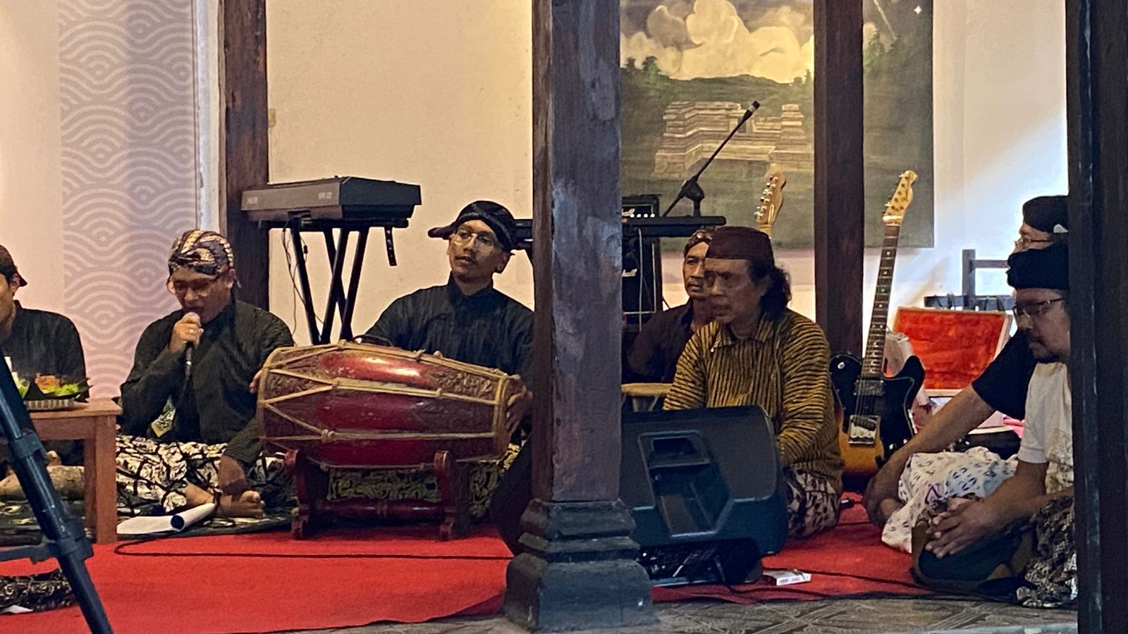Suasana acara Simphony Senja Titipan dengan tajuk Meruwat Nusantara Mendamaikan Indonesia yang diselenggarakan oleh Daulat Budaya Nusantara berkolaborasi dengan Lesbumi PBNU
