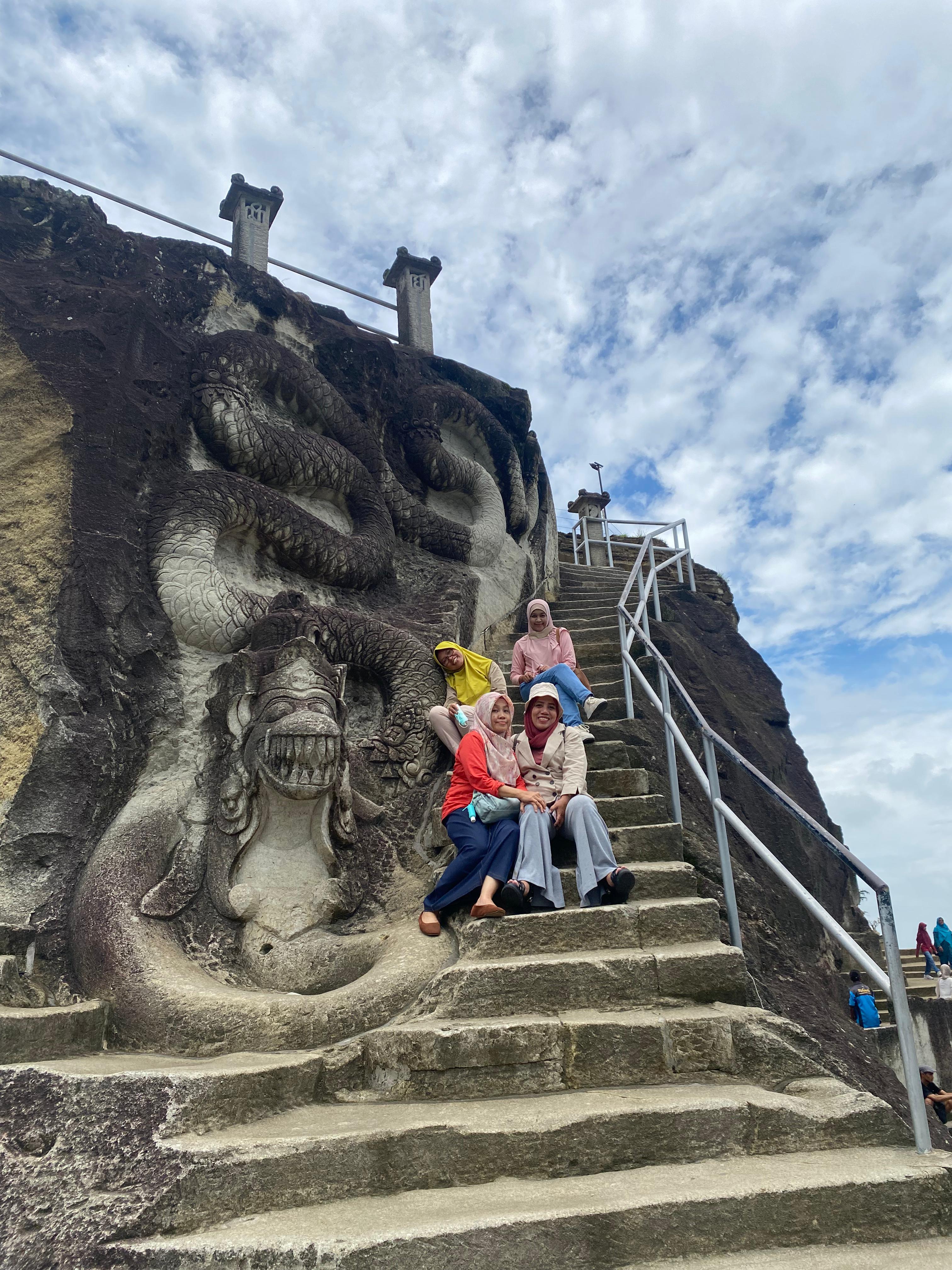 ISTIMEWA  OBJEK WISATA FAVORIT: Wisatawan menikmati suasana Tebing Breksi saat long weekend bersamaan dengan Tahun Baru Imlek dan Isra Mikraj.