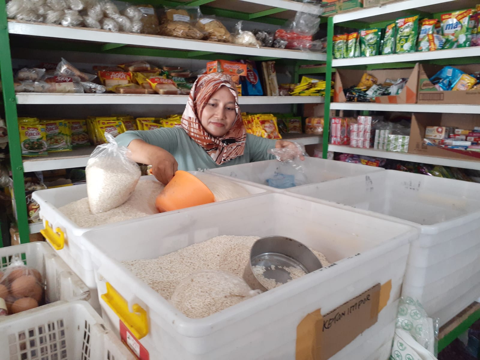 FOTO// IWAN NURWANTO   MEROKET : Salah satu penjual sembako di Pasar Sleman saat mengukur beras, Minggu (11/2). Salah satu bahan pokok itu sudah meroket harganya sejak dua pekan terakhir.