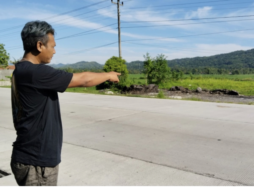 TEMPAT KEJADIAN : Warga di sekitar lokasi kejadian menunjukkan titik kecelakaan yang menewaskan dua anggota KPPS. Tepatnya di ruas Jalan Gombong-Kebumen atau timur SMK Bina Karya.