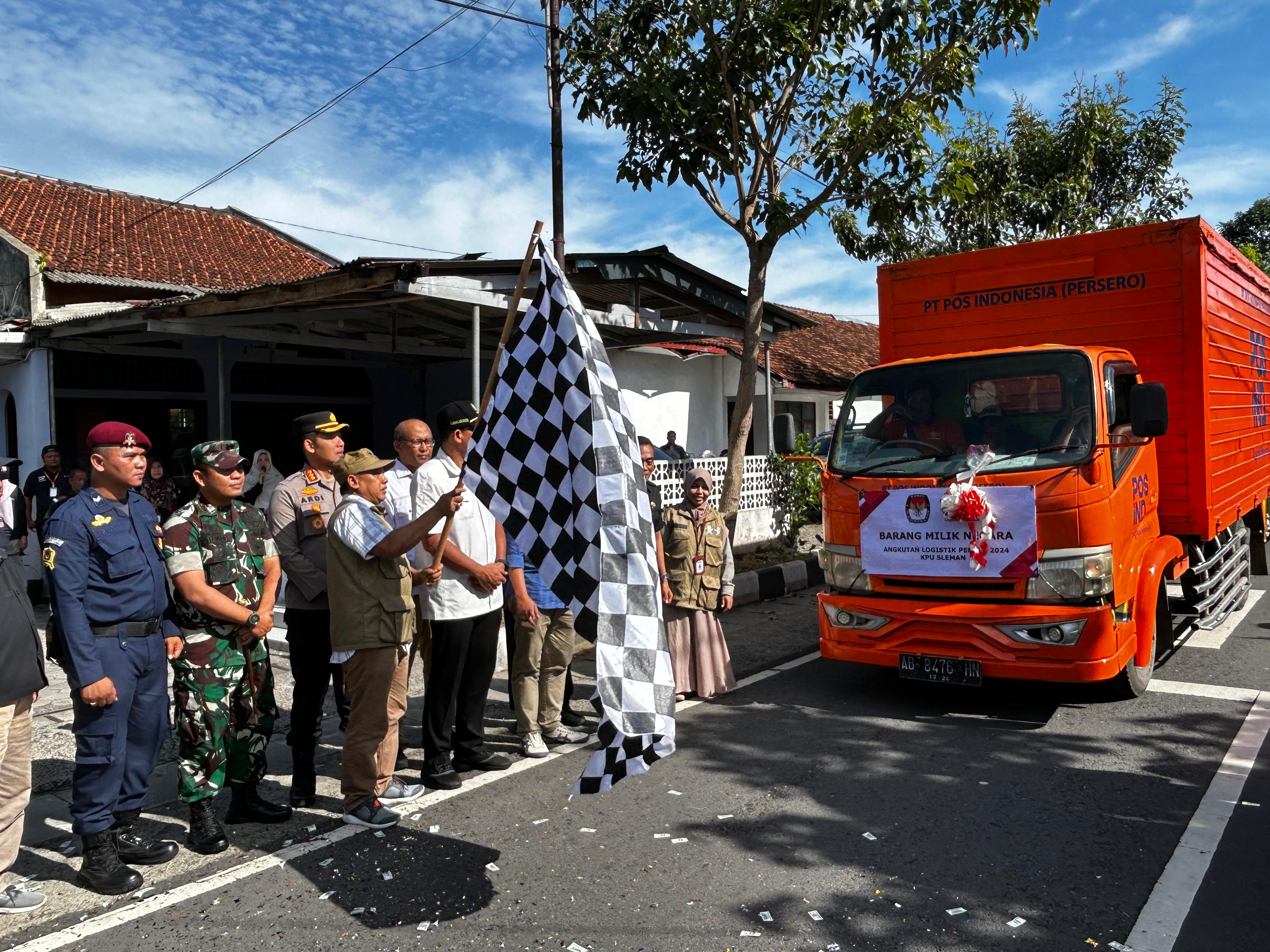 KPU Sleman saat melakukan peluncuran distribusi logistik Pemilu 2024 pada Minggu (11/2).