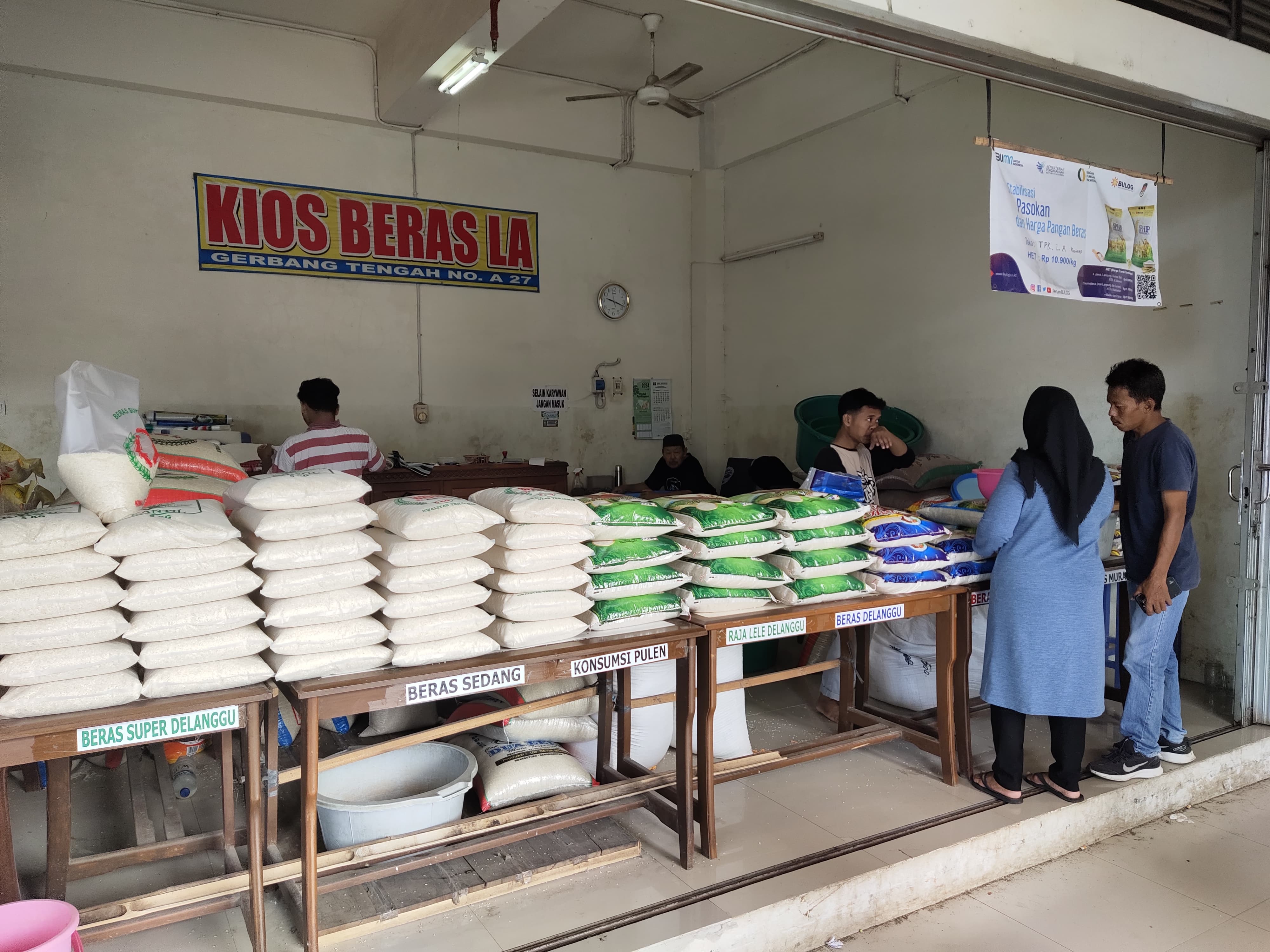 Suasana kios beras di Pasar Baledono Purworejo, Minggu (11/2). Beras di Purworejo alami kenaikan rata-rata kini di angka Rp 16 ribu per kg.