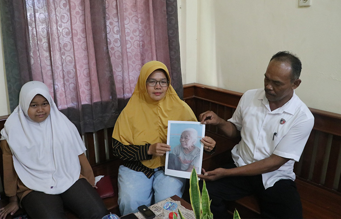 BAHAGIA: Eni Siyamsih, 48, warga Karangrejo, Kecamatan Petanahan didampingi Kanit Reskrim Polsek Petanahan Aiptu Kuat menunjukkan foto ibunya, Satikem yang telah 46 tahun berpisah.Polres Kebumen