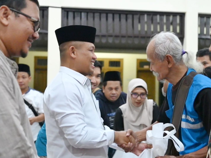 APRESIASI: Bupati Kebumen Arif Sugiyanto menyerahkan bantuan kepada para loper koran, sebagai bentuk apresiasi karena dianggap berperan dalam penyebaran informasi.