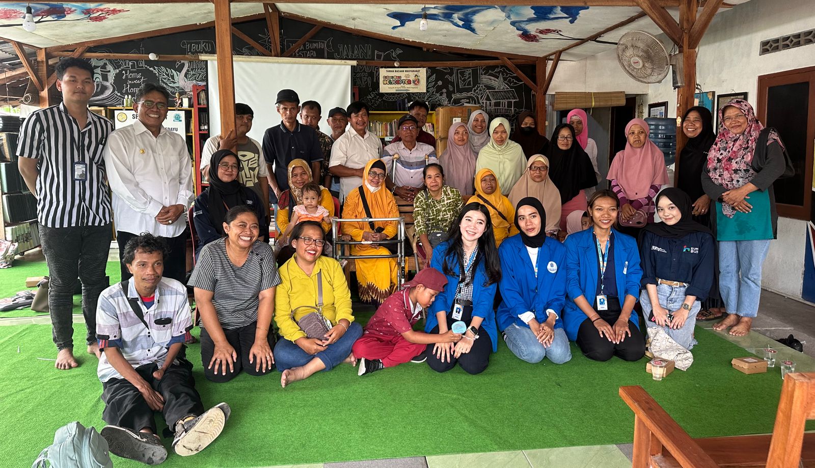 MANFAAT: Mahasiswa KKN 68 bersama masyarakat difabel Sedayu.