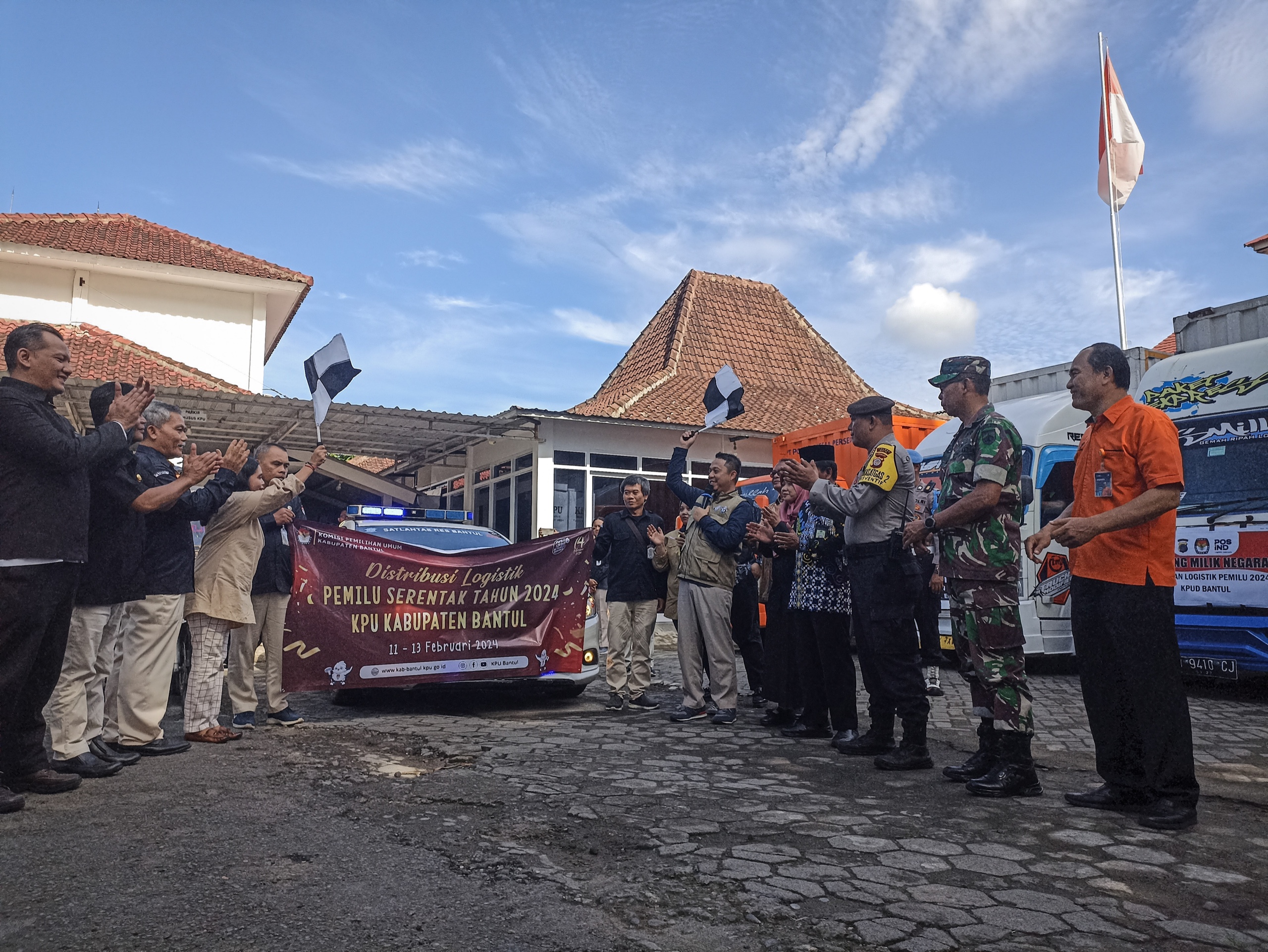 KAWAL: KPU Bantul saat melakukan peluncuran distribusi logistik Pemilu 2024 di kantor KPU Bantul, Minggu (11/2).