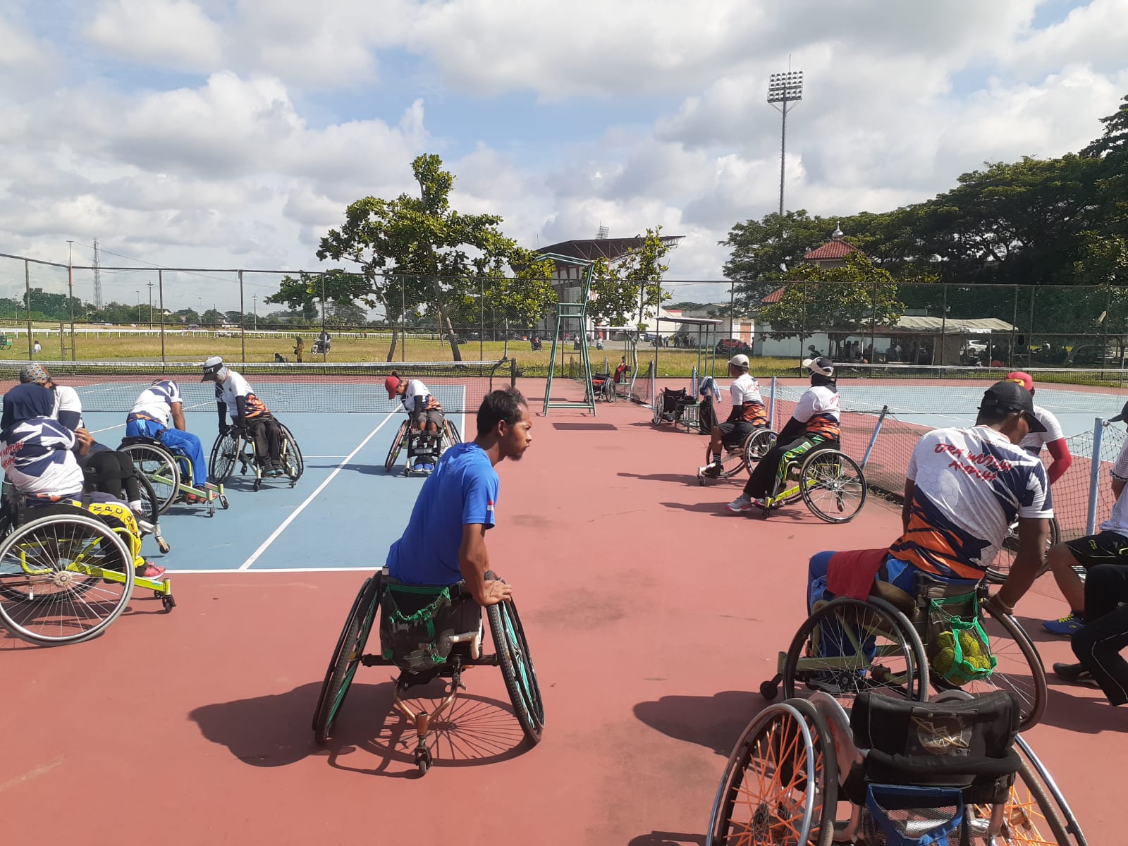 TARGET: Para atlet cabor tenis kursi roda NPC DIY saat latihan di Lapangan Tenis Stadion Sultan Agung (SSA), Bantul.
