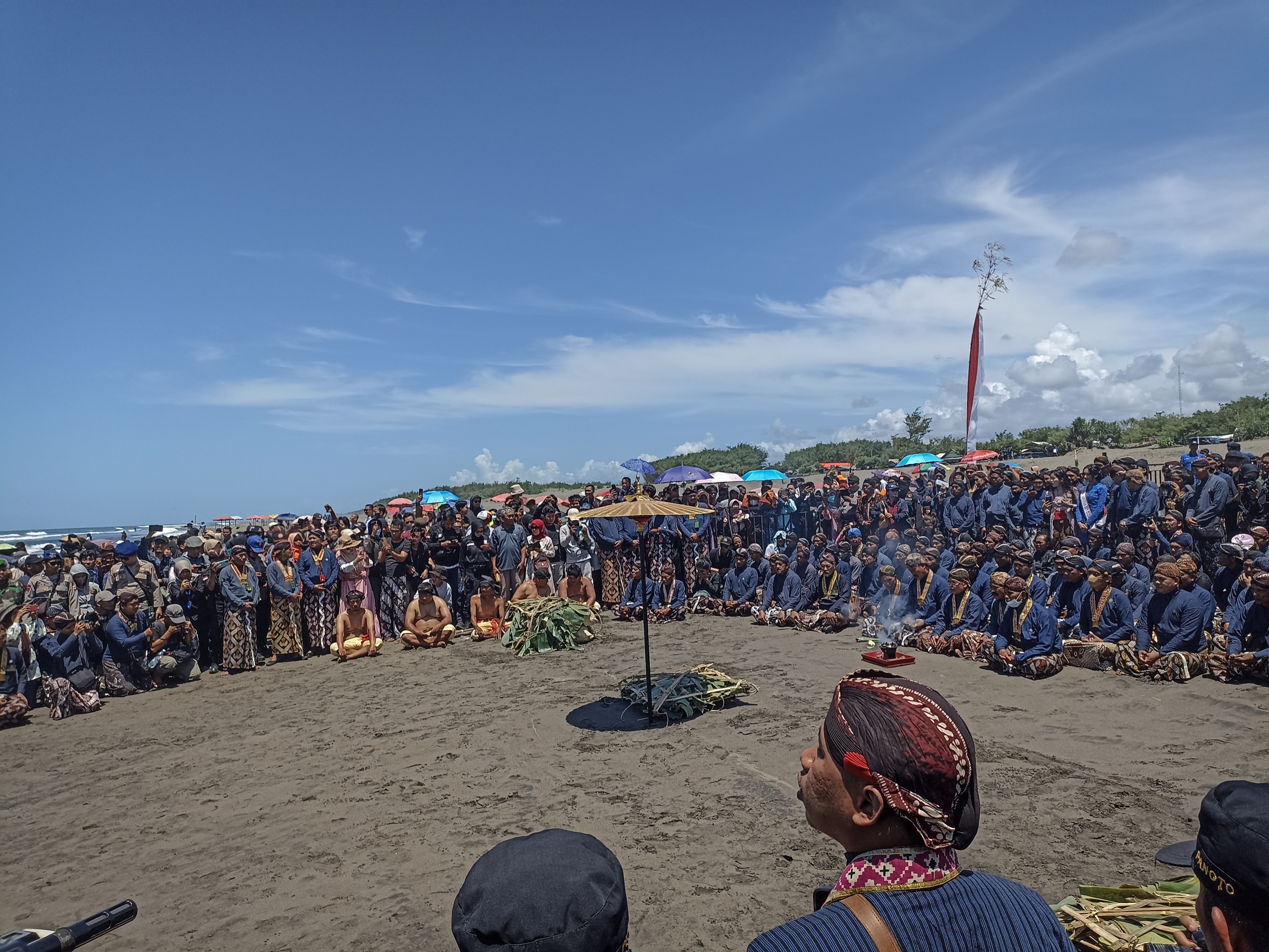 MAKNA: Uba rampe saat didoakan juru kunci Cepuri dan abdi dalem di Pantai Parangkusumo sebelum dilabuh ke laut, Minggu (11/2).