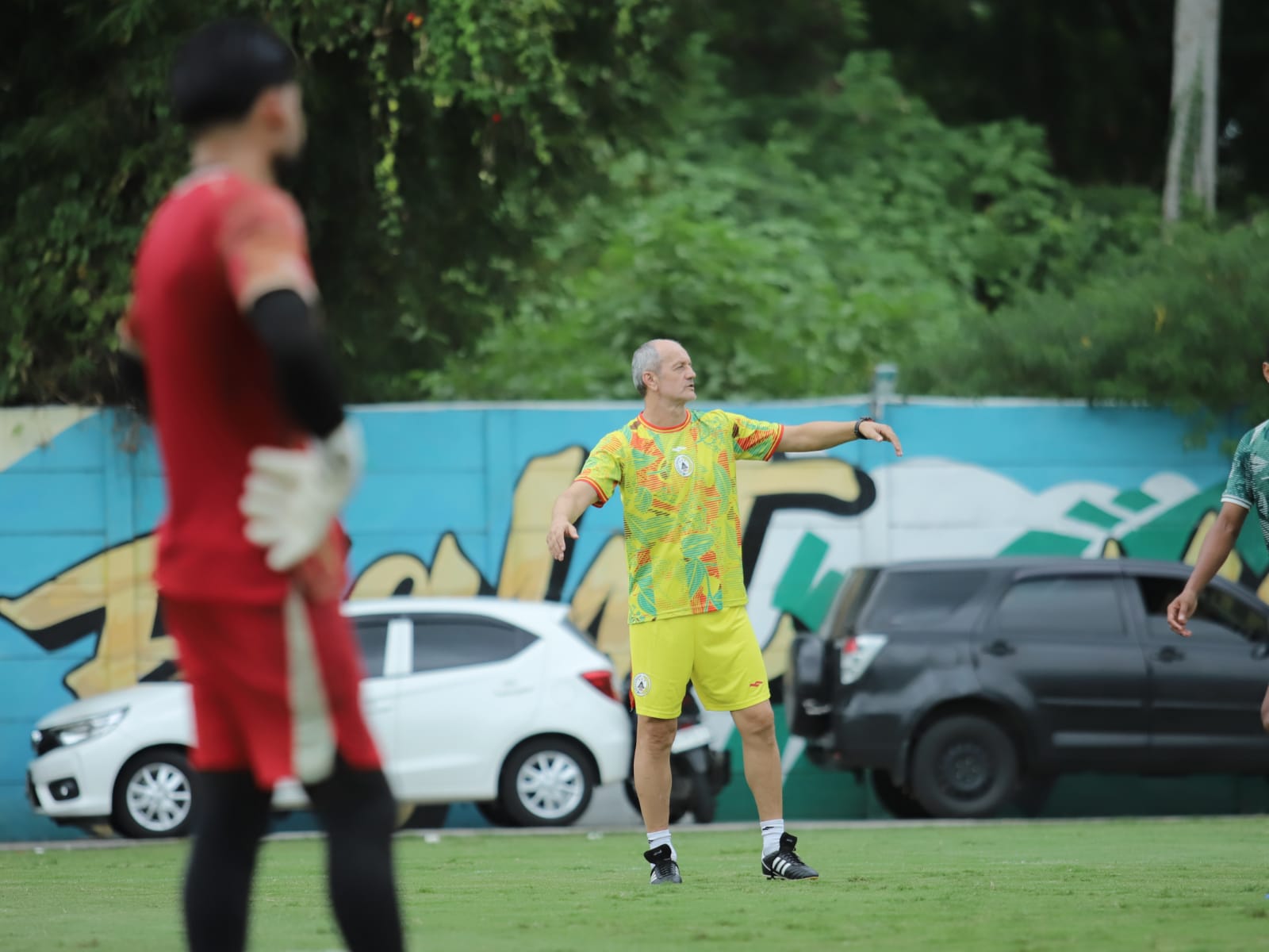 PANTAU: Risto Vidakovic saat mengawal para anak asuhnya di latihan rutin.