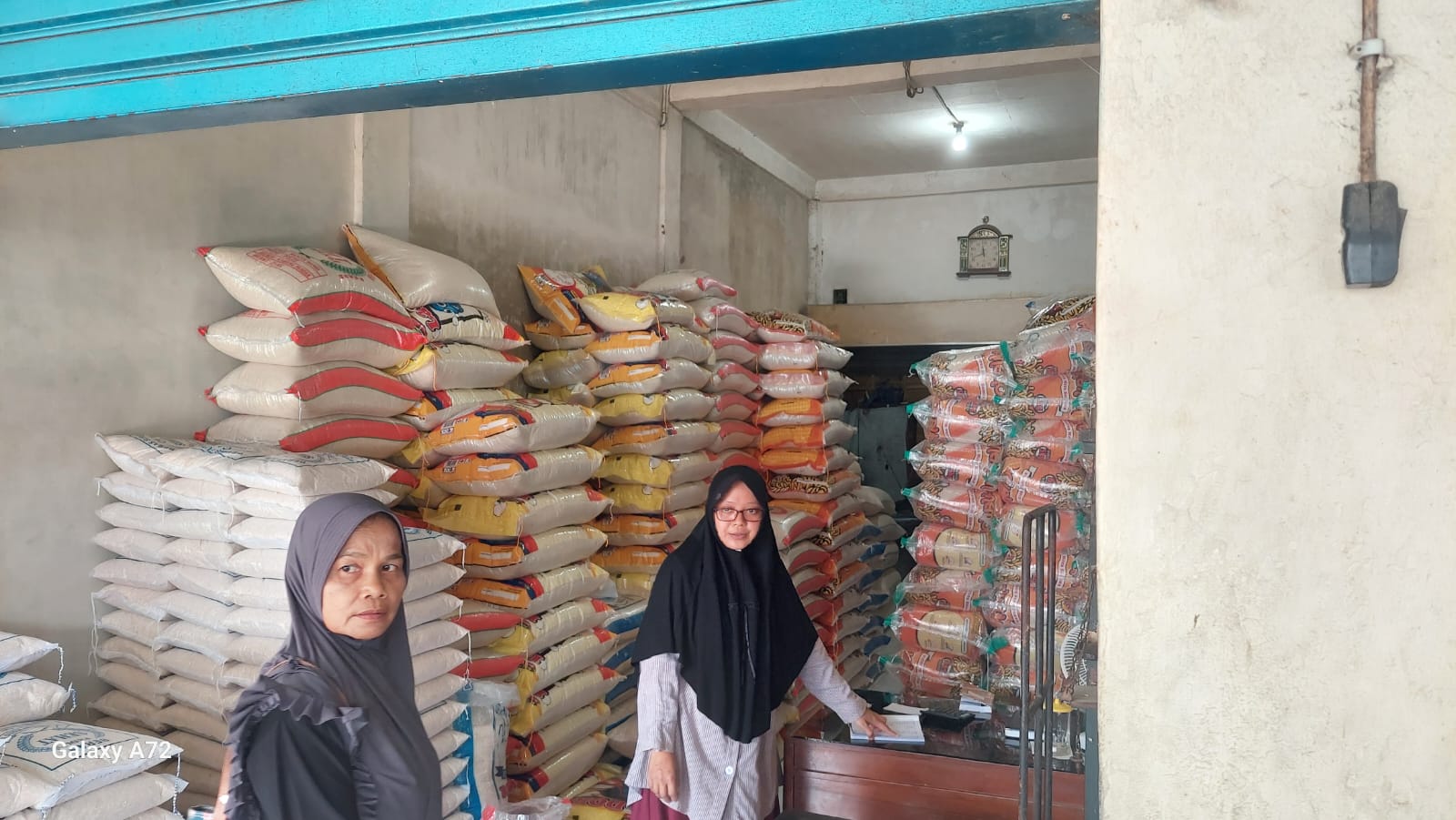 MELIMPAH: Tri Widiastuti saat melayani pembeli, Sutijah, di Pasar Wates.