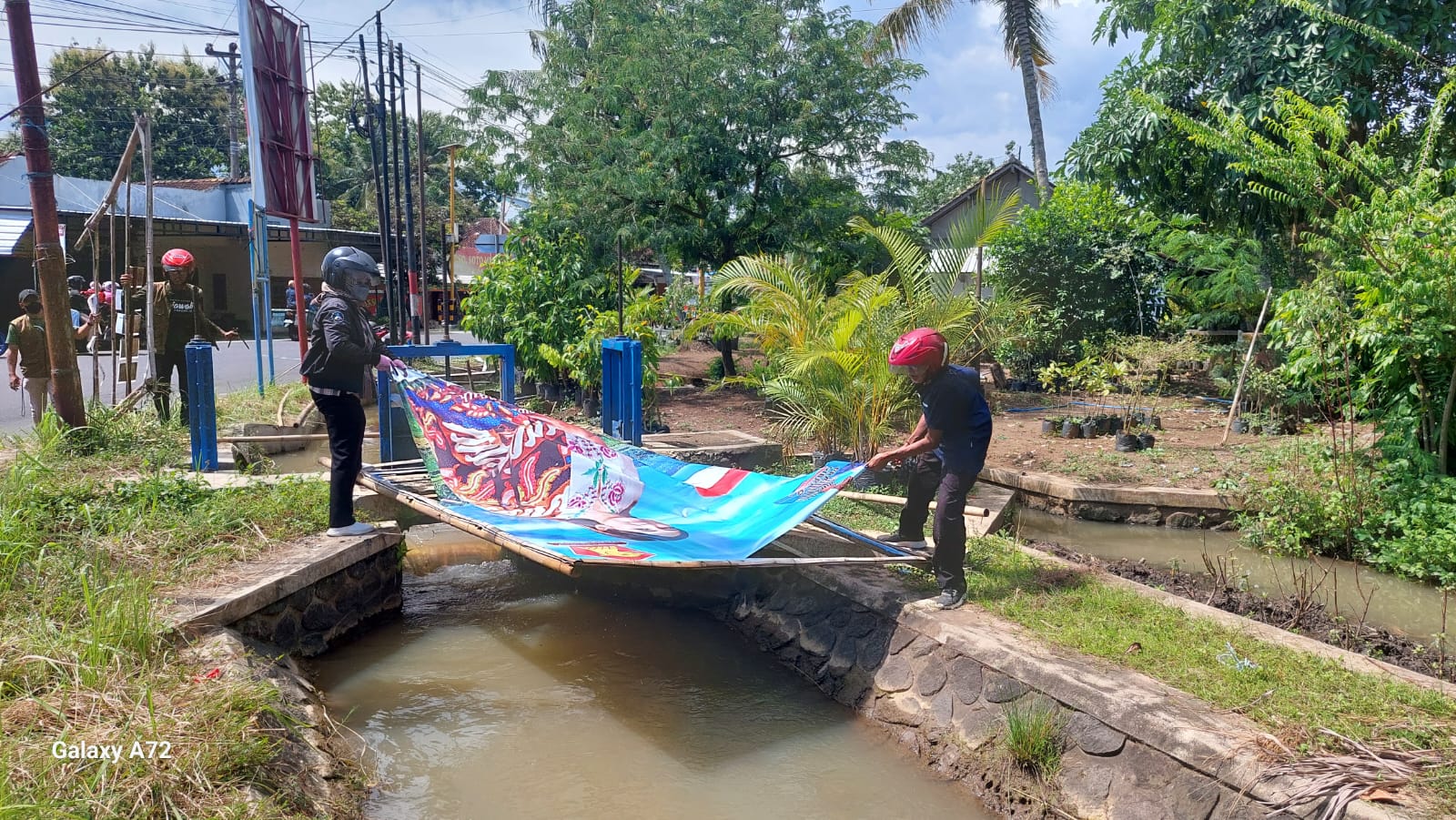 BERSIHKAN: PPK dan Panwascam Kapanewon Nanggulan melakukan penertiban di perempatan Janti, Kapanewon Nanggulan.