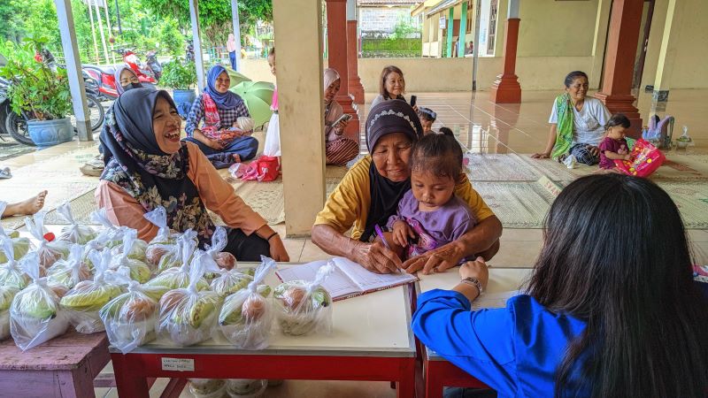 Kegiatan Penambahan Menu PMT oleh Mahasiswa KKN PPM 30 di Posyandu Semanu Tengah.