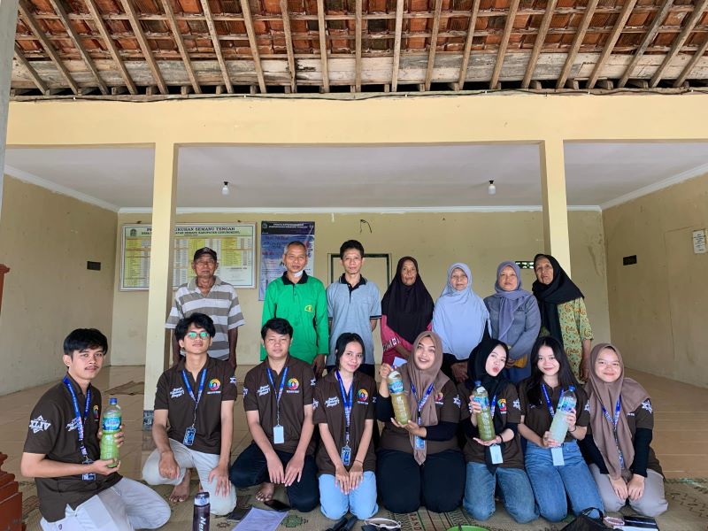 Kegiatan Pelatihan Pembuatan Pupuk Organik PSB oleh Mahasiswa KKN 30 UMBY Bersama Kelompok Tani Semanu Tengah.
