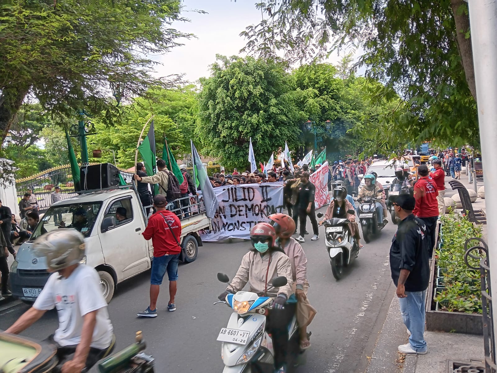 Massa aksi dari Aliansi Mahasiswa Penyelamat Demokrasi saat menggelar orasi di depan Gedung Agung Jogja