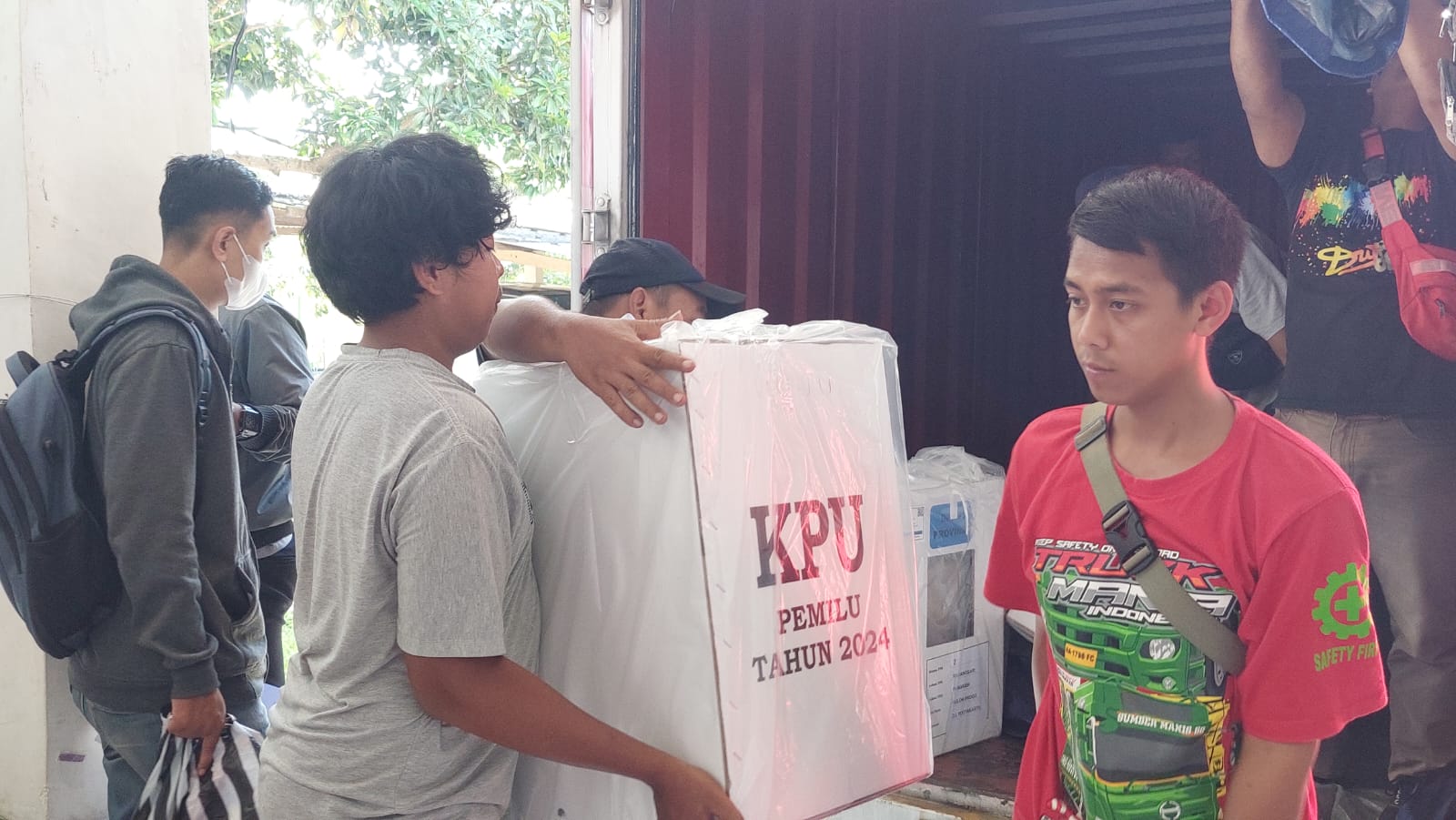 Pemindahan logistik pemilu yang berupa kotak suara ke dalam armada.
