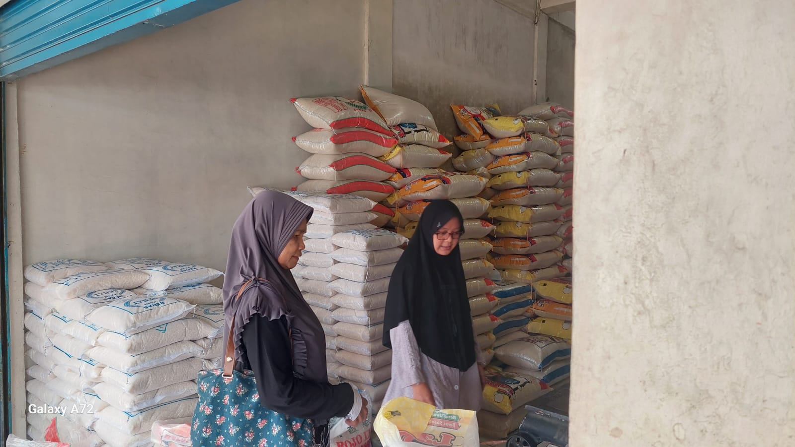MELIMPAH: Tri Widiastuti saat melayani pembeli, Sutijah, di Pasar Wates.