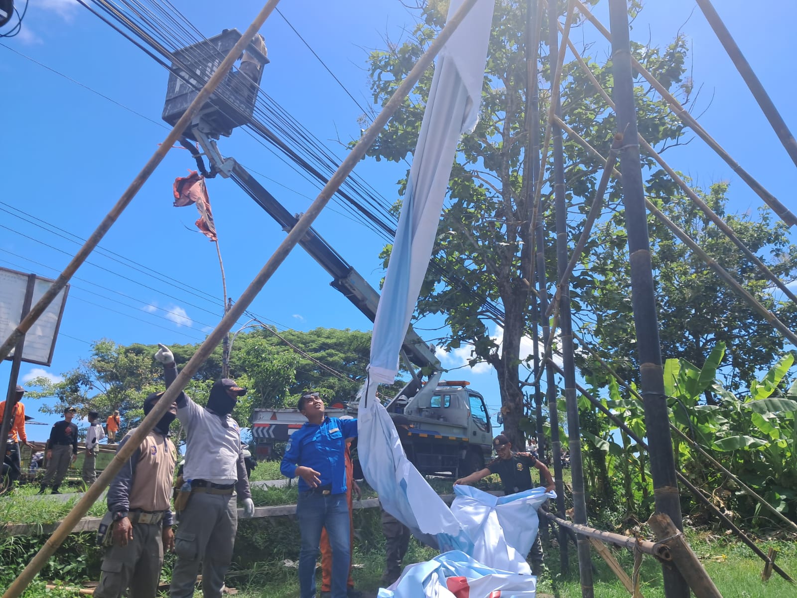 TENANG: Petugas membersihkan alat peraga kampanye di Bantul.