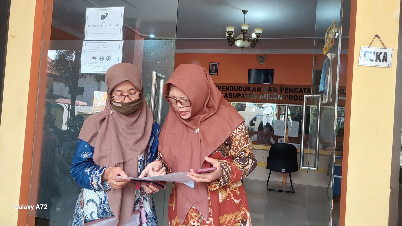 PELAYANAN: Aspiyah sedang menjelaskan terkait prosesi yang harus dilakukan oleh pendaftar.