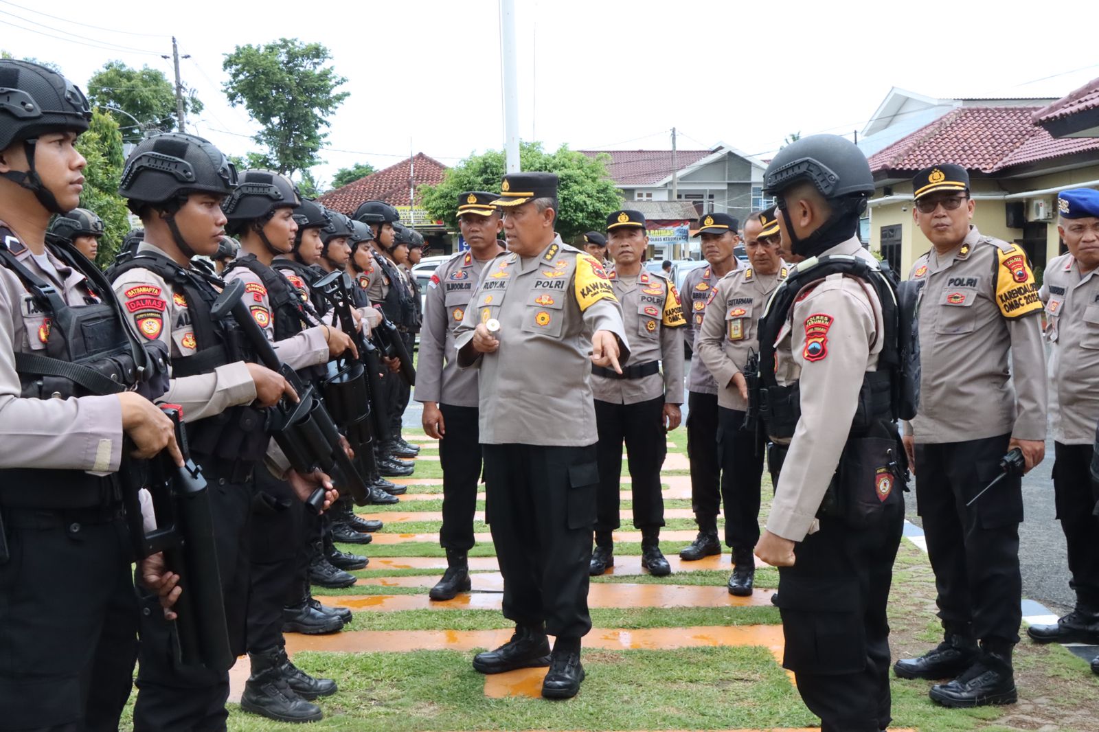 SIAGA PEMILU : Irwasda Polda Jateng Kombes Polisi Rudy Mulyantoko mengecek kesiapan personel pengurai masa (Raimas) Polres Kebumen untuk memastikan keamanan pungut hitung surat suara Pemilu 2024.