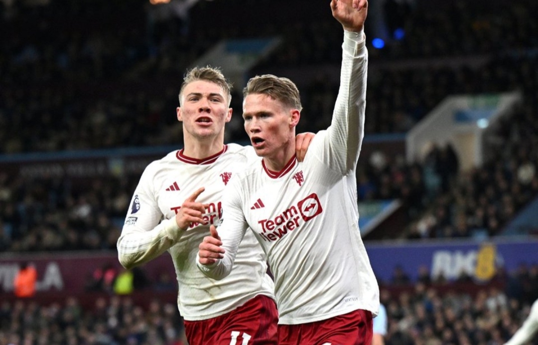 selebrasi Rasmus Hojlund dan Scott McTominay usai sarangkan bola ke gawang Aston Villa dan pastikan Manchester United raih tiga poin (Manchester United)