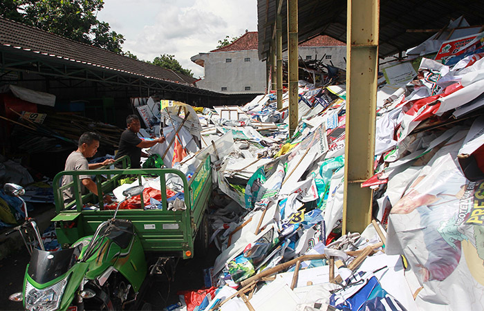 Personel Satpol PP Kota Jogja memindahkan alat peraga kampanye (APK) seusai dilakukan penertiban saat masa tenang Pemilu 2024, di gudang Satpol PP Kota Jogja, Jalan Rejowinangun, Senin (12/2).