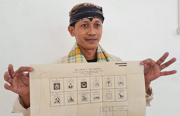 ARSIP LAMA: Bagus menunjukkan surat suara pemilihan anggota DPRD Tingkat II Kotapradja Magelang tahun 1957.