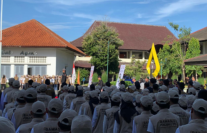 SIAP-SIAP: Saat Apel Pagi di Depan Aula Adikarta Gedung Kaca, Marwanto sempat menyinggung masalah netralitas, Minggu (11/2).