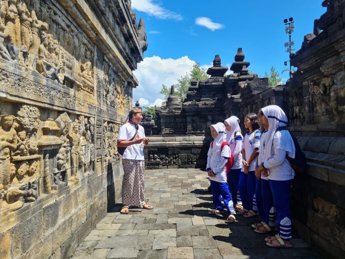 ANTUSIAS: Para pelajar mengikuti uji coba naik ke struktur Candi Borobudur, Senin (12/2/2024). Mereka didampingi oleh pemandu wisata yang sebelumnya telah mendapat pelatihan