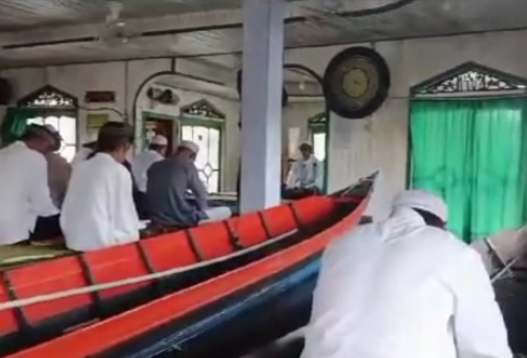 Momen Unik, Jemaah Salat Jumat di Masjid Terapung Bawa Perahu Masing-masing. Gambar : Tangkapan Layar Tiktok/@junaidyhss