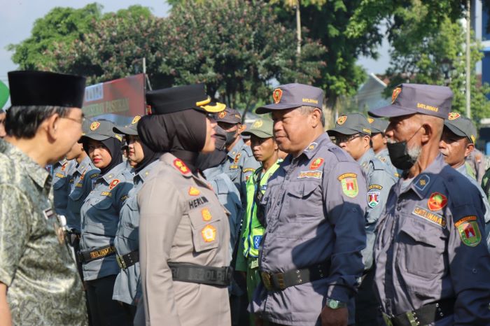 CEK KESIAPAN: Kapolres Magelang Kota AKBP Herlina bersama Wakil Wali Kota Magelang M Mansyur saat apel pergeseran pasukan pengamanan tahapan pemilu, Selasa (13/2/2024)