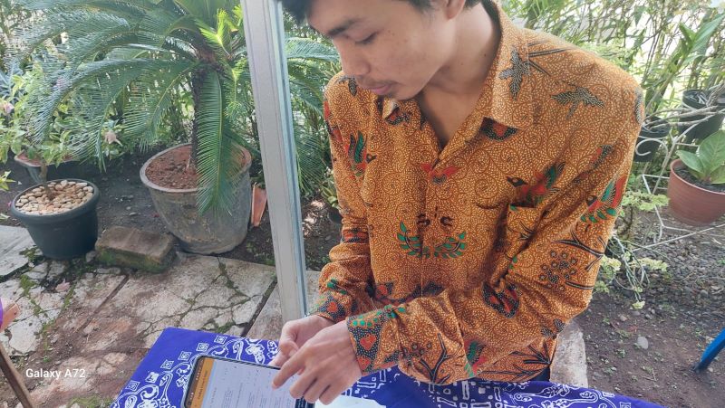 UJI COBA : Salah satu KPPS Pengasih menunjukkan proses input Sirekap.