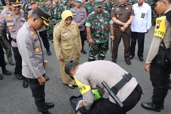 Apel pergeseran pasukan dalam rangka pengamanan pemilu Serentak 2024 di halaman Mapolres Purworejo, Senin (12/2) sore.