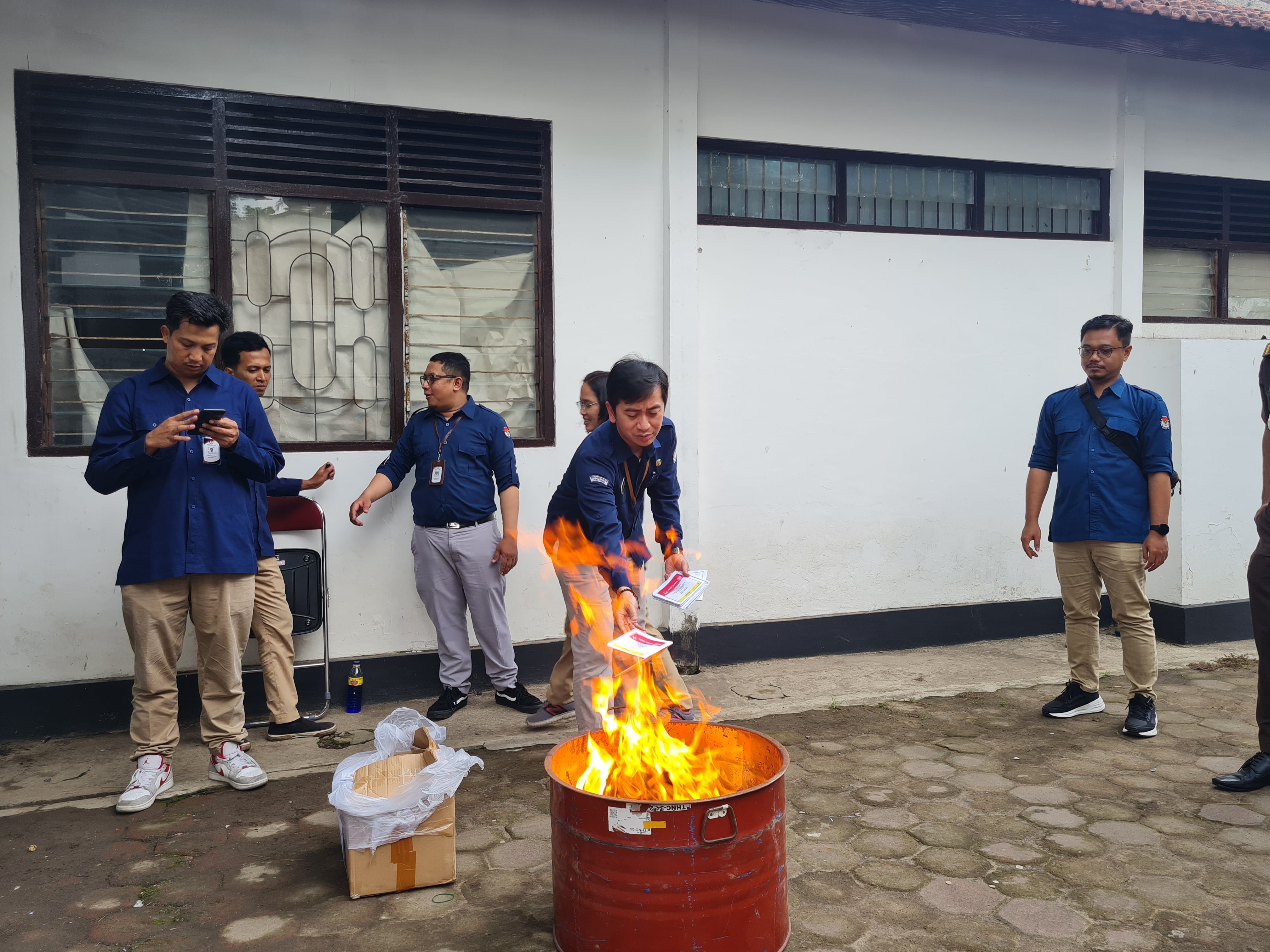 DIBAKAR: Proses pembakaran ratusan surat suara yang dinyatakan rusak di gudang logistik KPU Kota Magelang, Selasa (13/2/2024).