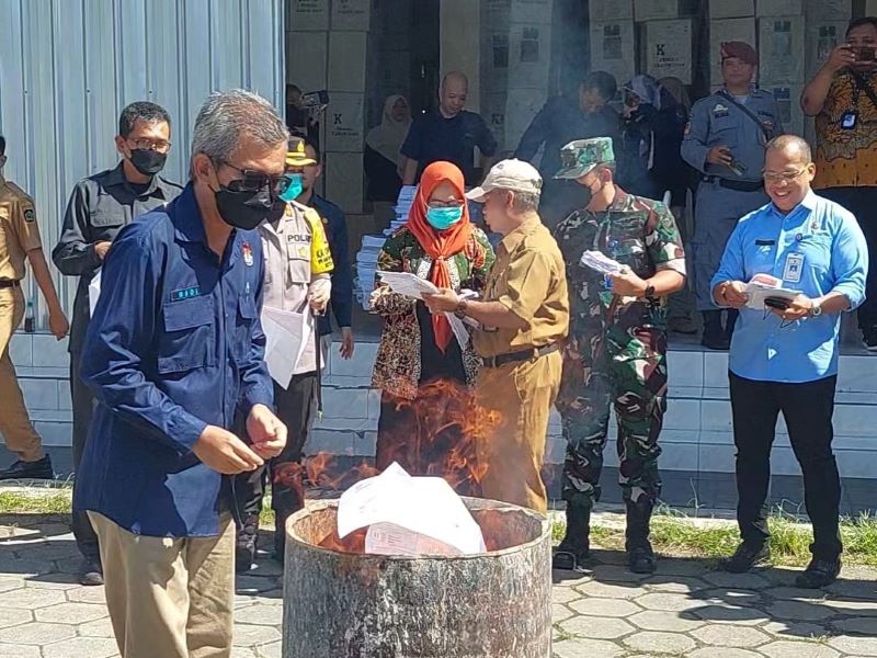 1. Ketua KPU Kulon Progo Budi Priyana melakukan pembakaran pada kertas suara yang berlebih.