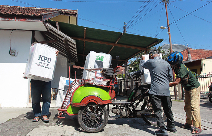 SUSURI GANG SEMPIT: Pengemudi becak motor dikerahkan oleh KPPS TPS 07 Kadipaten  Kulon, Kemantren Kraton, Kota Jogja untuk mendistribusikan logistik Pemilu 2024 dari  Kantor Kelurahan Kadipaten