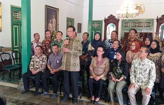 AYO NYOBLOS: Gubernur DIJ HB X sekeluarga menerima undangan pemungutan suara Pemilu 2024 dari KPU di kediamannya, Kraton Kilen, Kompleks Keraton Jogja,(13/2).ISTIMEWA