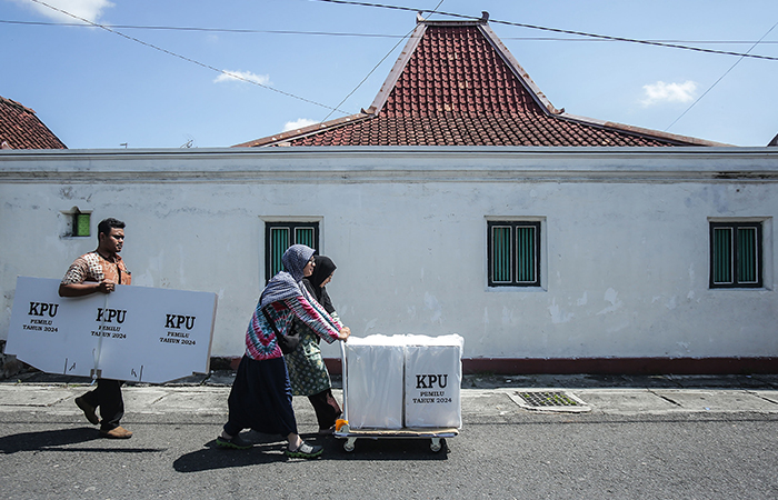 PENDISTRIBUSIAN LOGISTIK: Petugas KPPS membawa logistik pemilu menuju TPS di kawasan Kelurahan Panembahah, Kraton, Jogja, Selasa(13/2).